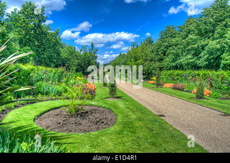 Immagine hdr di aiuole fiorite e la passerella a Regents Park, Londra, Inghilterra Foto Stock