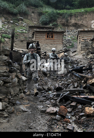 Stati Uniti I soldati della 101ª Divisione aviotrasportata passate attraverso la città di Barge Matal, Afghanistan, 28 luglio 2010, durante un o Foto Stock