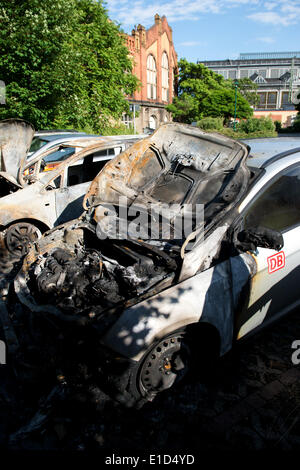 Deutsche Bahn automobili sono raffigurate dopo un incendio doloso alla stazione Neustaedter a Dresda (Germania), 31 maggio 2014. La polizia sta indagando sull accaduto dopo diversi vehichles sono state incendiate la scorsa notte. Foto: ARNO BURGI/dpa Foto Stock