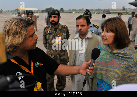 Un reporter pakistano, sinistra, interviste Elizabeth Rood, a destra il console generale presso l'U.S. Consolato Generale a Peshawar, Pak Foto Stock