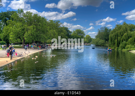 Immagine hdr del lago in barca in Regents Park di Londra - Inghilterra Foto Stock