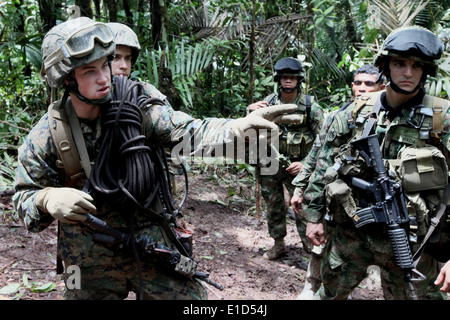 Stati Uniti Marine Corps Cpl Blaho con il quarto plotone, la società C, terzo assalto anfibio Battaglione, 1° Divisione Marine incarica la sua squ Foto Stock