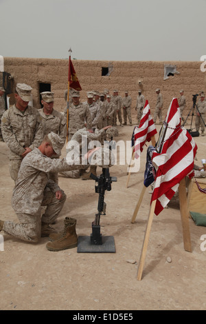 Stati Uniti Marines assegnato a 2d Battailon, 8 Marines pagare la loro ultima rispetta durante un memoriale di servizio tenuto in onore di U.S. Mari Foto Stock