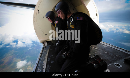 Army Sgt. 1. Classe J.D. Berentis, Esercito U.S. Cavalieri d'oro oro dimostrazione del team leader, e l'esercito Sgt. 1. Classe Dustin Pere Foto Stock