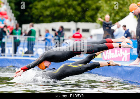 Londra, Regno Unito. 31 Maggio, 2014. I concorrenti pratica loro immersioni prima dell'inizio dell'ITU Triathlon World Elite Uomo gara essendo mantenuto in Hyde Park. Credito: Azione Sport Plus/Alamy Live News Foto Stock