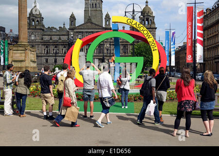 George Square, Glasgow, Scozia, Regno Unito, sabato 31 maggio 2014. Glaswegiani e visitatori che scattano fotografie del logo dei giochi del Commonwealth di Glasgow 2014, il Big G nel centro della città Foto Stock