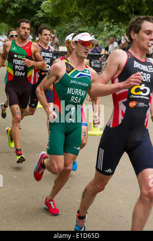 Richard Murray del Sud Africa nella parte finale del giro del mondo ITU Triathlon evento serie, LONDRA, REGNO UNITO, 31 maggio 2014. Murray è andato a finire la gara in seconda posizione. Foto Stock