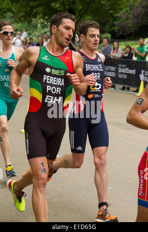 Joao Pereira (Portogallo) che ha terminato al terzo posto conduce Jonathan Brownlee (Gran Bretagna) quinto l'ultimo giro dell'ITU Triathlon World Series, Londra UK, 31 maggio 2014. Foto Stock