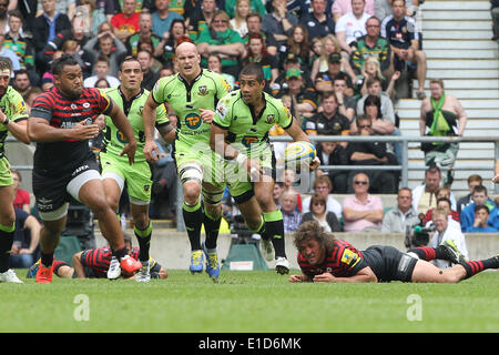 Londra, Regno Unito. 31 Maggio, 2014. Northampton è George Pisi sfugge a un tentativo di affrontare da Saracen è Jacques Burger e Billy Vunipola durante la Aviva Premiership match finale tra Northampton santi e saraceni a Twickenham Stadium. Credito: Azione Sport Plus/Alamy Live News Foto Stock