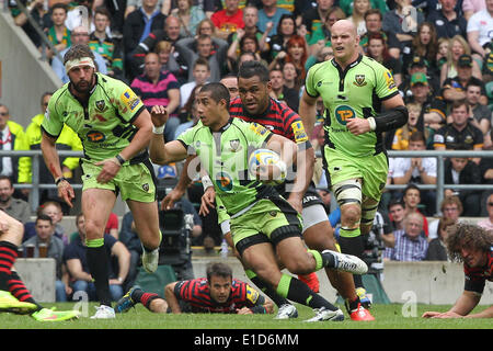 Londra, Regno Unito. 31 Maggio, 2014. Northampton è George Pisi sfugge a un tentativo di affrontare da Saracen è Jacques Burger e Billy Vunipola durante la Aviva Premiership match finale tra Northampton santi e saraceni a Twickenham Stadium. Credito: Azione Sport Plus/Alamy Live News Foto Stock