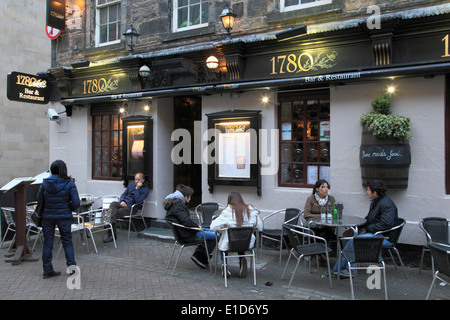 Regno Unito, Scozia, Edimburgo, Rose Street, 1780 Bar & Restaurant, persone Foto Stock