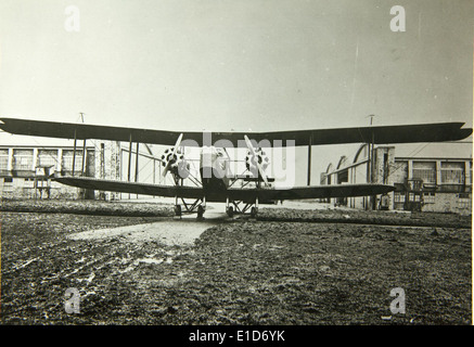L'Handley-Page o/400 era un bombardiere pesante britannico utilizzato durante la prima guerra mondiale. Fu utilizzato principalmente dal Royal Flying Corps e dalla Royal Air Force per bombardare le linee nemiche, dando un contributo significativo allo sforzo bellico. Foto Stock