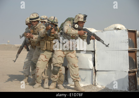 Soldati iracheni assegnato al battaglione di commando, decimo esercito iracheno Division condurre una dimostrazione durante la loro graduazione da ex Foto Stock