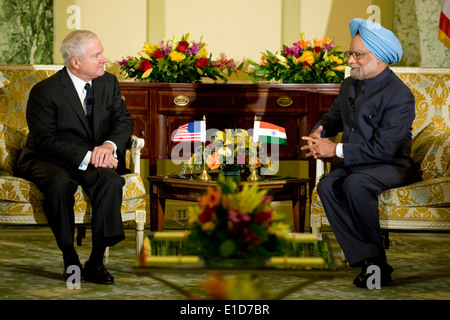 Il Segretario della Difesa Robert M. Gates, sinistra, incontra il Primo Ministro indiano Manmohan Singh a Washington D.C., nov. 23, 2009. Foto Stock