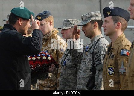 Il polacco Brig. Gen. Dariusz Lukowski saluta U.S. Navy Lt. La Cmdr. Robert Clarady dopo aggiudicazione di lui la medaglia della NATO durante un Inter Foto Stock