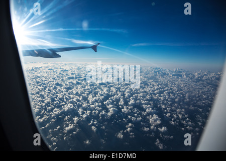 Le nuvole e il cielo come visto attraverso la finestra di un aeromobile Foto Stock