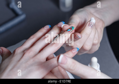 Il processo di creazione di un salone di manicure spa closeup shot Foto Stock