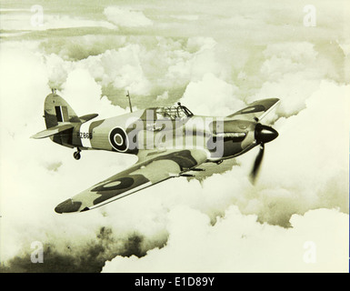 L'Hawker Hurricane era un caccia monoposto britannico ampiamente utilizzato durante la seconda guerra mondiale. Fu una parte cruciale della difesa della Royal Air Force durante la battaglia d'Inghilterra, nota per la sua agilità ed efficacia in combattimento. Foto Stock