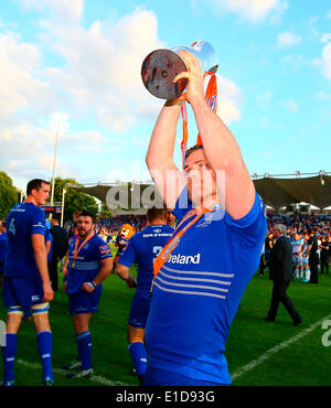 Dublino, Irlanda. 31 Maggio, 2014. Jamie Heaslip (Capitano Leinster) celebra con il trofeo dopo aver vinto il RaboDirect Pro12 partita finale tra Leinster e Glasgow all'Arena RDS. Credito: Azione Sport Plus/Alamy Live News Foto Stock