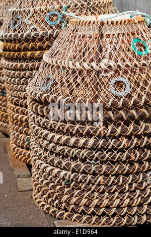 Pile di granchio pentole sul pontile nelle zone rurali di Prince Edward Island, Canada. Foto Stock