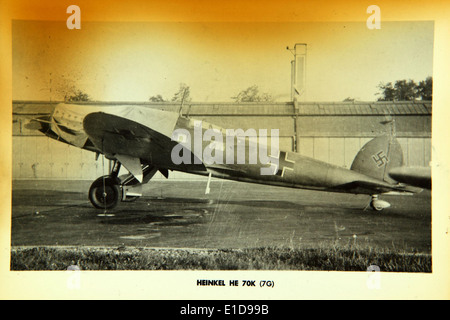 L'Heinkel He 70 era un aereo tedesco sviluppato negli anni '1930 come aereo da posta ad alta velocità, successivamente adattato per ricognizione e ruoli di bombardieri leggeri. Era noto per il suo design snello e la velocità, diventando uno dei velivoli più veloci del suo tempo. Foto Stock