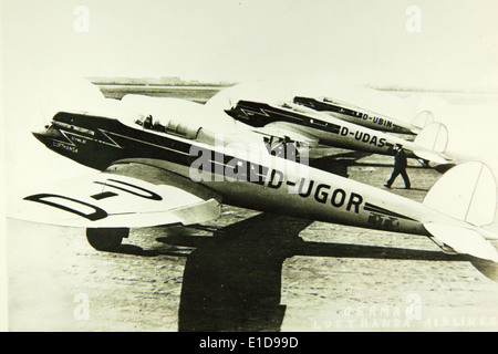 L'Heinkel He 70, sviluppato negli anni '1930, era un aereo tedesco ad alta velocità utilizzato principalmente come aereo da trasporto e da ricognizione. Conosciuto come Blitz (Lightning), stabilì diversi record di velocità ed era un importante precursore del più famoso bombardiere He 111. L'He 70 fu uno dei primi aerei interamente in metallo e giocò un ruolo chiave nel progresso della tecnologia aeronautica. Foto Stock