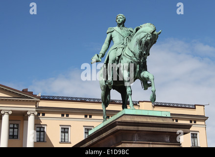 Statua equestre in bronzo di re Karl Johan di Norvegia nella parte anteriore del norvegese Royal Palace in Oslo Foto Stock