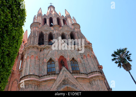 Le torri di rosa e le campane della chiesa di La Parroquia in San Miguel De Allende, Guamajuato, Messico Foto Stock