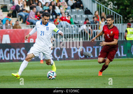 Lisbona, Porrtugal. 31 Maggio, 2014. Grecia centrocampista Kostas Katsouranis (21) e il Portogallo centrocampista Miguel Veloso (4) in azione preparatoria durante la partita amichevole per la Coppa del Mondo a lo Stadio Nazionale di Lisbona, Portogallo, Sabato 31 Maggio, 2014. Credito: Leonardo Mota/Alamy Live News Foto Stock