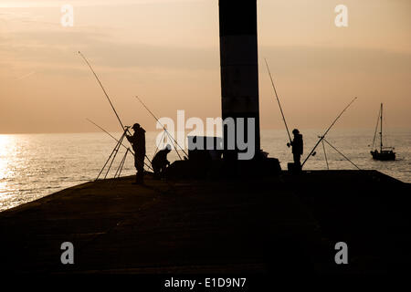 Cardigan Bay, Regno Unito. 31 Maggio, 2014. Un mare calmo e bel tramonto su Cardigan Bay. Pesca al largo molo a Aberystwyth. Credito: atgof.co/Alamy Live News Foto Stock