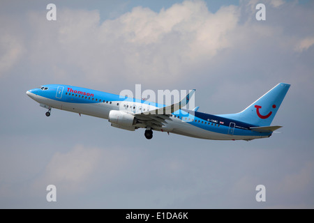 Thomson fly boeing 737 800 aeromobili in fase di decollo Foto Stock