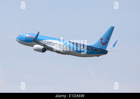 Thomson fly boeing 737 800 aeromobili in fase di decollo Foto Stock