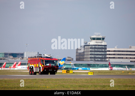 Aeroporto di Manchester Fire motore nella parte anteriore della torre di controllo Foto Stock
