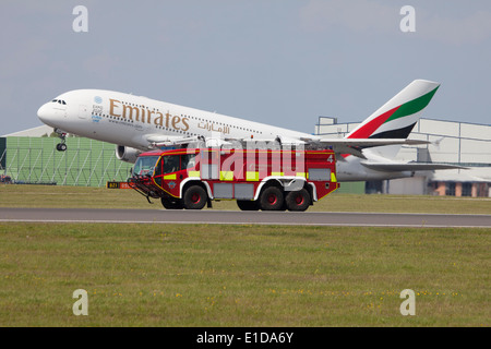 Emirates Airbus A380 double deck, wide body, quattro-motore aereo jet fabbricato da Airbus decollo dietro un motore Fire Foto Stock