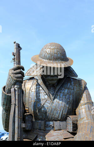 Seaham, Regno Unito. 31 Maggio, 2014. Recentemente svelato la scultura di una guerra mondiale un soldato crollati in esaurimento e shell shock sul display a Seaham, Inghilterra. Credito: Stuart Forster/Alamy Live News Foto Stock