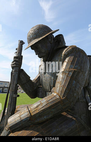 Seaham, Regno Unito. 31 Maggio, 2014. Recentemente svelato la scultura di una guerra mondiale un soldato crollati in esaurimento e shell shock sul display a Seaham, Inghilterra. Credito: Stuart Forster/Alamy Live News Foto Stock