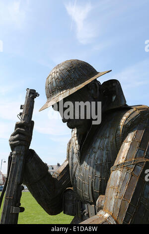 Seaham, Regno Unito. 31 Maggio, 2014. Recentemente svelato la scultura di una guerra mondiale un soldato crollati in esaurimento e shell shock sul display a Seaham, Inghilterra. Credito: Stuart Forster/Alamy Live News Foto Stock