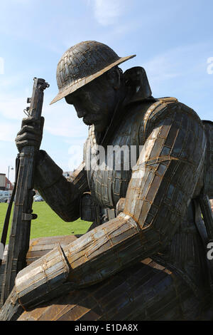 Seaham, Regno Unito. 31 Maggio, 2014. Recentemente svelato la scultura di una guerra mondiale un soldato crollati in esaurimento e shell shock sul display a Seaham, Inghilterra. Credito: Stuart Forster/Alamy Live News Foto Stock