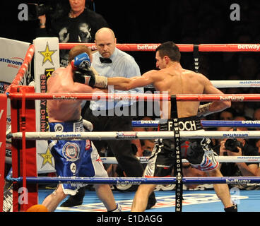 Lo stadio di Wembley, Londra, Regno Unito. 31 Maggio, 2014. La WBA e IBF Super Middleweight campionato mondiale Carl Froch contro George Groves, Froch linee fino oliveti con un dritto a sinistra e offre il knock-out destra nell'ottavo round Credito: Azione Sport Plus/Alamy Live News Foto Stock