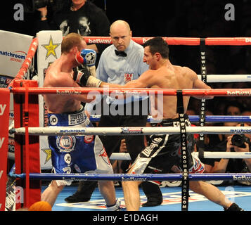 Lo stadio di Wembley, Londra, Regno Unito. 31 Maggio, 2014. La WBA e IBF Super Middleweight campionato mondiale Carl Froch contro George Groves, Froch linee fino oliveti con un dritto a sinistra e offre il knock-out destra nell'ottavo round Credito: Azione Sport Plus/Alamy Live News Foto Stock