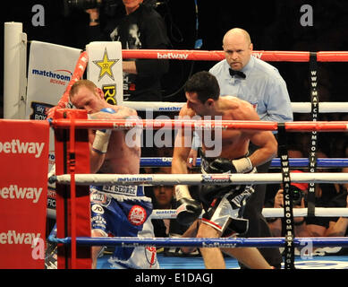 Lo stadio di Wembley, Londra, Regno Unito. 31 Maggio, 2014. La WBA e IBF Super Middleweight campionato mondiale Carl Froch contro George Groves, Froch linee fino oliveti con un dritto a sinistra e offre il knock-out destra nell'ottavo round Credito: Azione Sport Plus/Alamy Live News Foto Stock