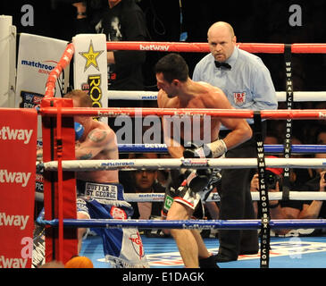 Lo stadio di Wembley, Londra, Regno Unito. 31 Maggio, 2014. La WBA e IBF Super Middleweight campionato mondiale Carl Froch contro George Groves, Froch linee fino oliveti con un dritto a sinistra e offre il knock-out destra nell'ottavo round Credito: Azione Sport Plus/Alamy Live News Foto Stock