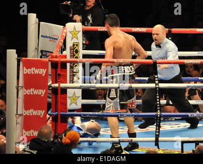 Lo stadio di Wembley, Londra, Regno Unito. 31 Maggio, 2014. La WBA e IBF Super Middleweight campionato mondiale Carl Froch contro George Groves, Froch linee fino oliveti con un dritto a sinistra e offre il knock-out destra nell'ottavo round Credito: Azione Sport Plus/Alamy Live News Foto Stock