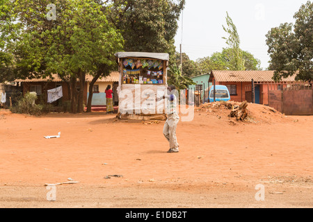 Comunità stradale shack negozio di vendita alimentari, con "riserva alimentare Agenzia' saccheggi e ragazzo locale guardando a guardare, Livingstone, Zambia Foto Stock