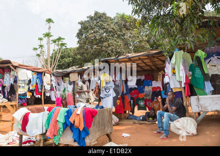 Bambù stradale shack shop al mercato Maramba vendono vestiti, Livingstone, Zambia Foto Stock