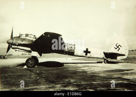 Lo Junkers Ju 88, un aereo tedesco utilizzato durante la seconda guerra mondiale, è mostrato in volo. Conosciuto per la sua versatilità come bombardiere, caccia e ricognizione, fu uno dei velivoli più utilizzati dalla Luftwaffe. Foto Stock