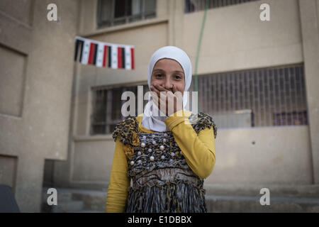 Damasco, Siria. 31 Maggio, 2014. Una ragazza siriana pone a Zahi Alsameen sevring scuola come un campo profughi per gli studenti e per le donne in Jaramana distretto, a sud-est di Damasco Capitale della Siria, il 31 maggio 2014, prima delle elezioni presidenziali del 3 giugno. Credito: Pan Chaoyue/Xinhua/Alamy Live News Foto Stock