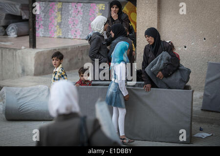 Damasco, Siria. 31 Maggio, 2014. Siro le donne e i bambini usufruiscono del materasso a Zahi Alsameen sevring scuola come un campo profughi per gli studenti e per le donne in Jaramana distretto, a sud-est di Damasco Capitale della Siria, il 31 maggio 2014, prima delle elezioni presidenziali del 3 giugno. Credito: Pan Chaoyue/Xinhua/Alamy Live News Foto Stock