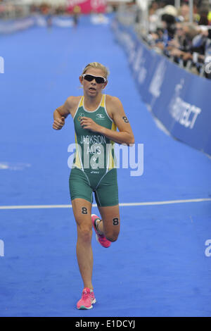 Londra, Regno Unito. 31 Maggio, 2014. Emma Jackson (AUS) in esecuzione sulla linea del traguardo a prendere il terzo posto nella ITU Elite Donna Triathlon. Jackson tempo di finitura è stata 55m 19s. Credito: Michael Preston/Alamy Live News Foto Stock