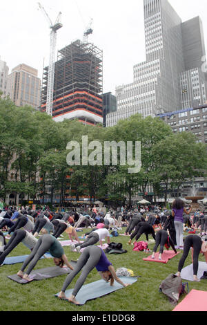 Manhattan, New York, Stati Uniti d'America. 29 Maggio, 2014. Persone partecipare gratuitamente a un corso di Yoga a Bryant Park a Manhattan, New York, Stati Uniti d'America, 29 maggio 2014. Foto: Christina Horsten/dpa - nessun filo servizio/dpa/Alamy Live News Foto Stock